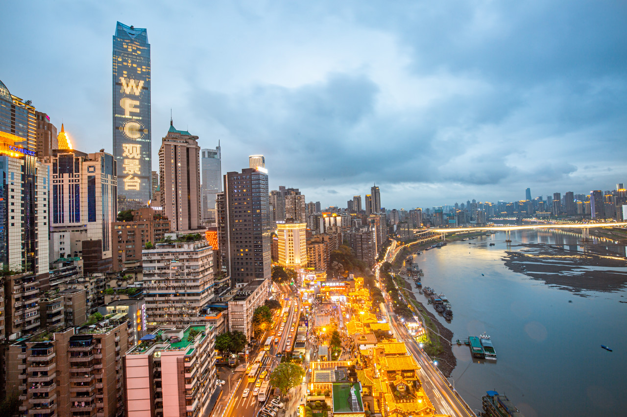 这个西部城市登顶全国消费第一城