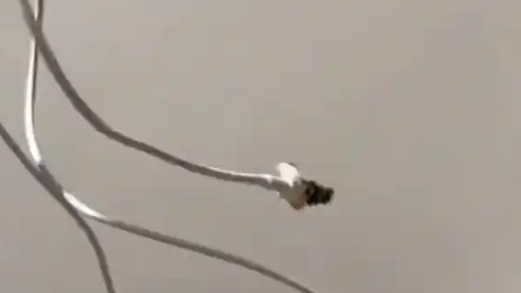 充电器长期插着不拔引发自燃