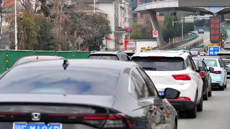 半小时举报20多辆占用应急车道车辆