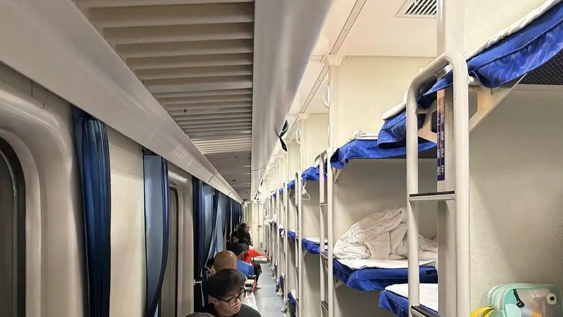  旅客因火车下铺空间放行李起争执
