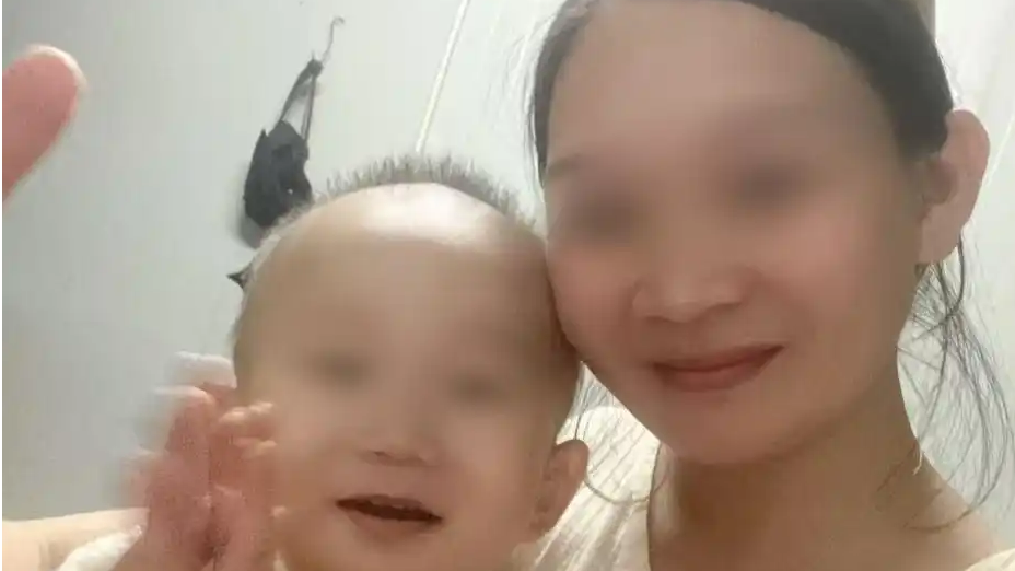 3男子欲将醉酒女生抬上车 路人出手