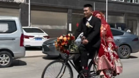  自行车婚礼走红 新娘：很高兴被祝福