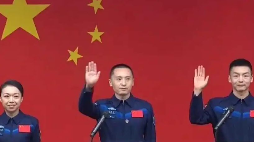  香港女航天员首次亮相 现场掌声不断
