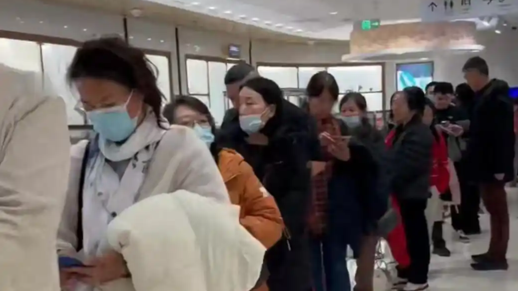 金价暴跌后顾客排长队出售黄金