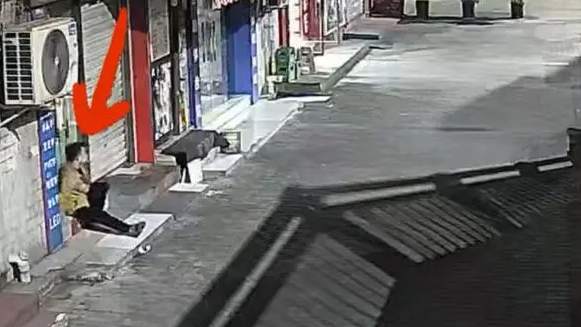 缩骨功？男子钻进20厘米门缝偷东西
