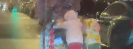 女孩雨夜帮妈妈推车 网友举动暖心