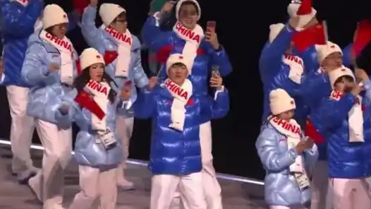 中国代表团身穿蓝色羽绒服