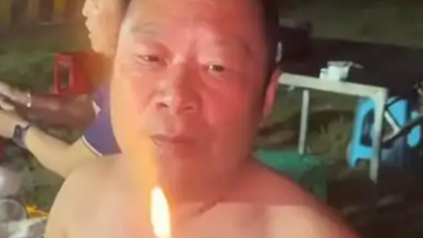 女儿送金戒指 爸爸眼神从惊讶到心疼