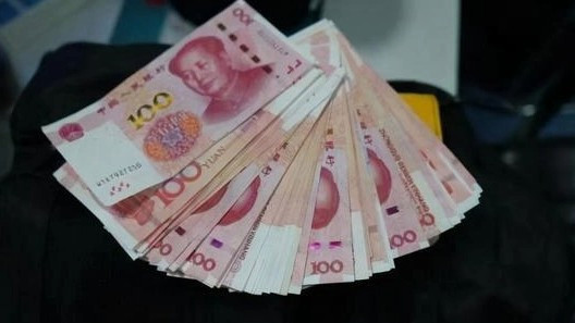  婆婆以为儿媳手机坏了 塞了一万现金