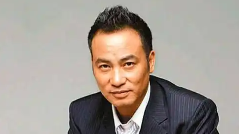 70岁任达华不慎摔倒 眼镜被甩飞