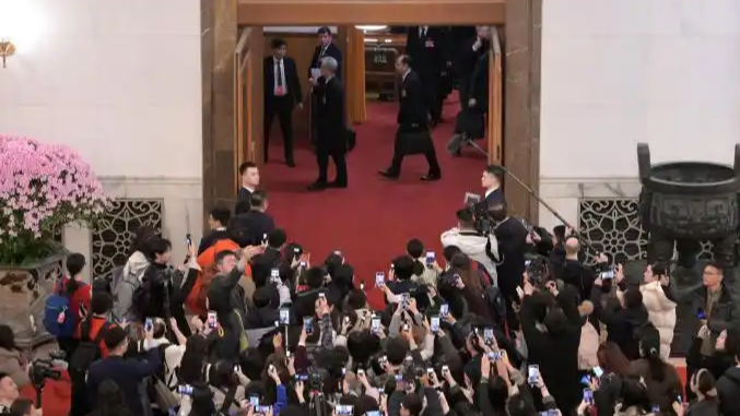 “成为中国人”为何刷屏两会