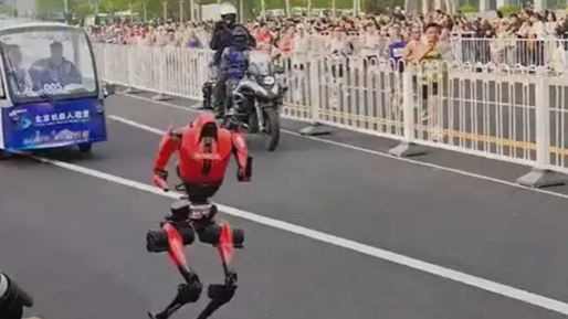 程序员追不上机器人干脆开电瓶车跟