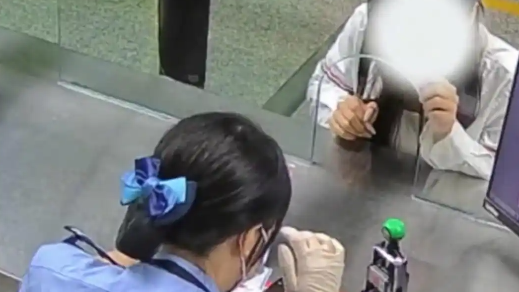 女生高考结束想偷偷出国 被民警劝返