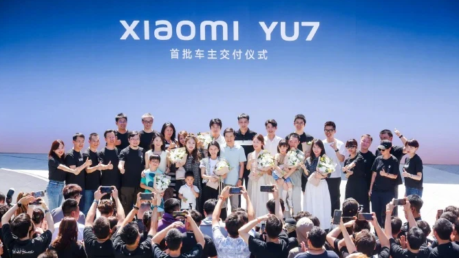  小米YU7首批交付 雷军为车主开车门