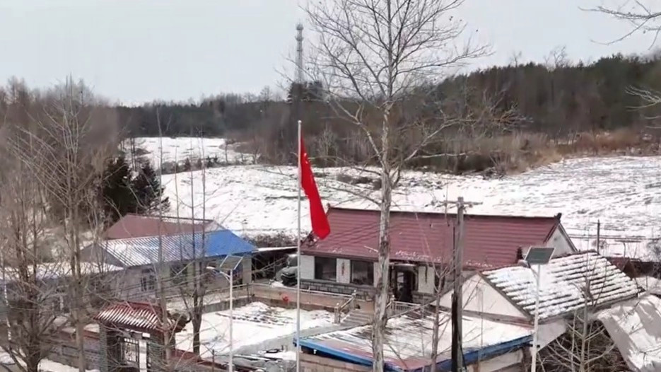 30年如一日 夫妻在自家门口升国旗