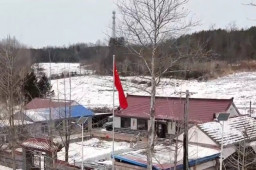 30年如一日 夫妻在自家门口升国旗