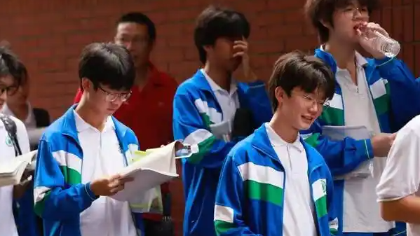  高一儿子想留山羊胡 妈妈求助班主任