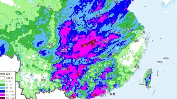  暴雨大暴雨持续 大得像天“漏”了