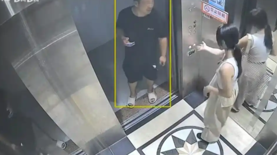  被陌生男尾随至电梯口 女生霸气回怼