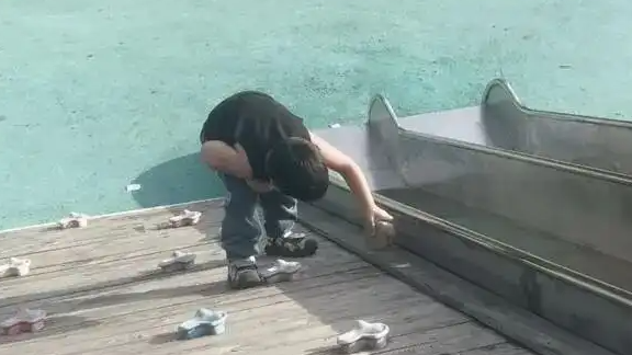  小孩哥拿石头砸滑梯 全网点赞