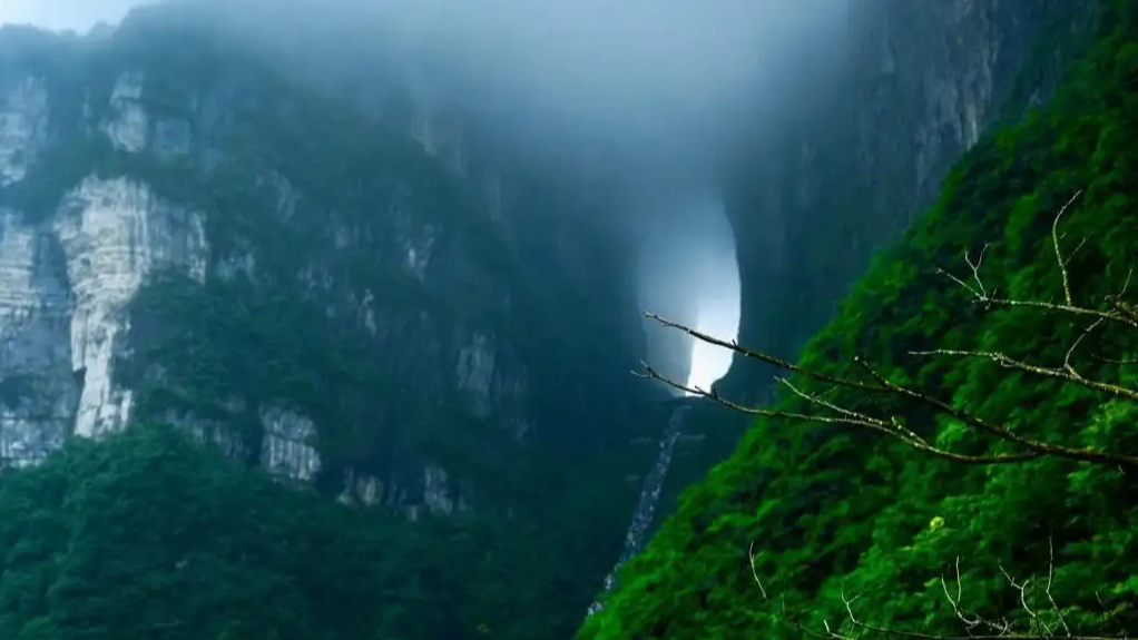 张家界天门山景区通报“天降落石”