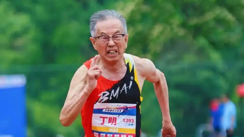 82岁中国老人在韩国夺得跨栏世界冠军