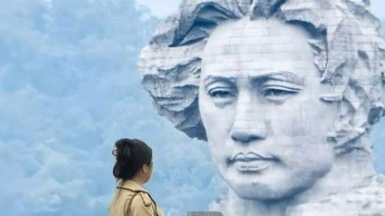 女生在橘子洲拍摄旱地拔葱震撼大片