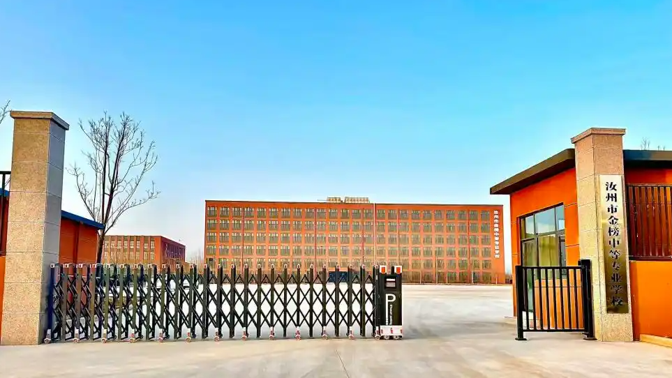  公职人员被举报在职校开餐厅超市