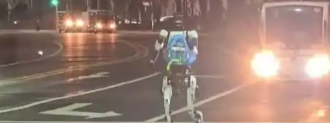 半马机器人换电效率堪比F1进站