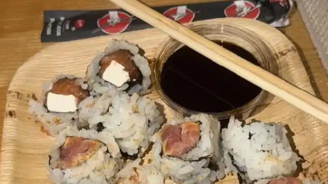  巴西球员赢日本后爽吃寿司