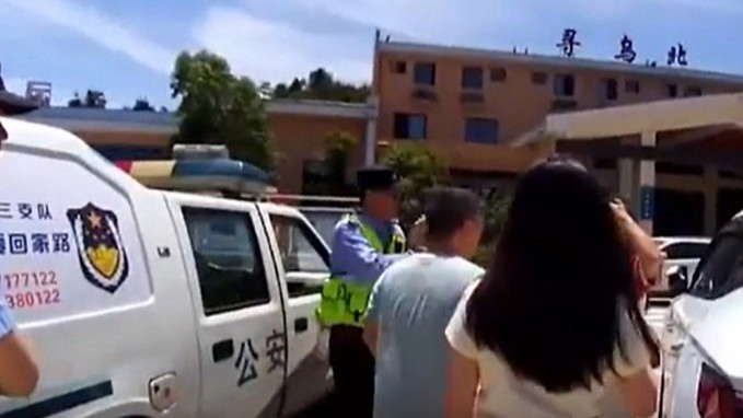 女子哭著報警：不小心把老公忘高速上