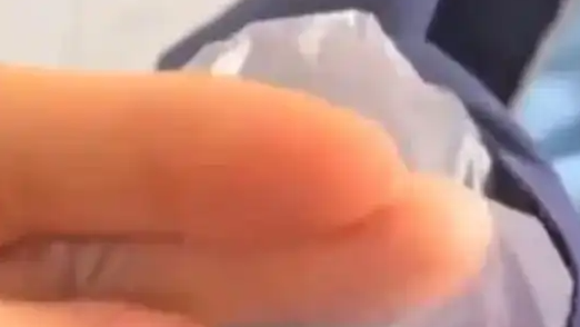 校服里有薄膜被指不透气 教育局回应