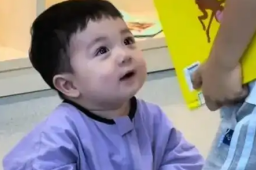   图书馆里一岁宝宝被排队摸脸 缩略图