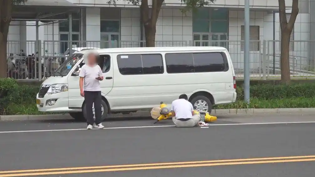 小伙撞车后流血仍忙着开视频会议