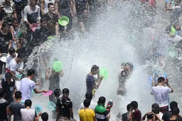   泼水节现场汽车被多人拉开门喷水 缩略图