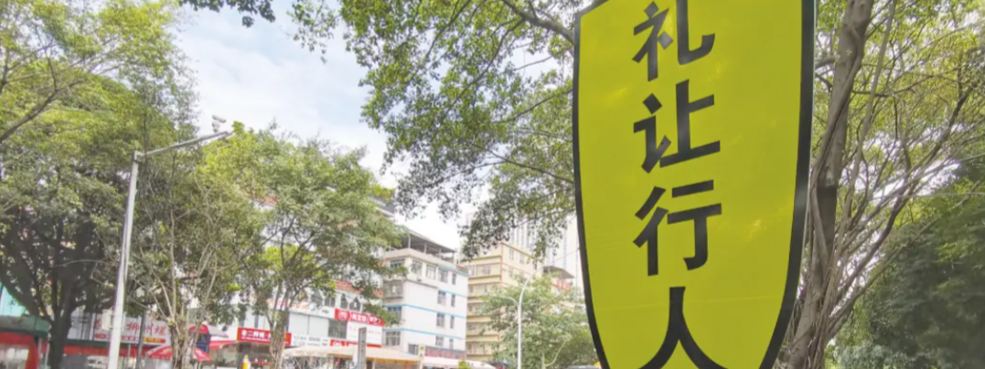  车辆斑马线前让行人 小朋友磕头致谢