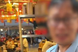   男子伸咸猪手被女老板扇飞眼镜 缩略图