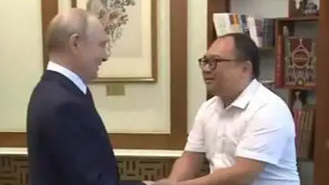  被普京抱过的中国男孩与普京重逢