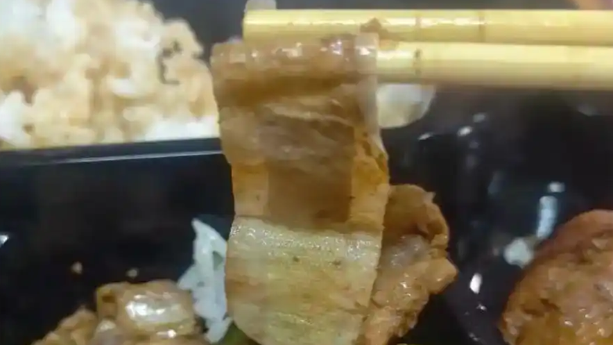  女子称误把外卖中创可贴当豆皮咀嚼