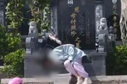   女孩太想念外公外婆睡墓碑旁不愿走 缩略图