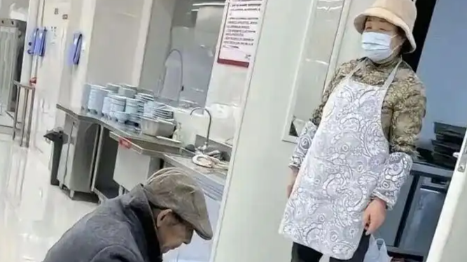 刘强东父母现身京东食堂做饭