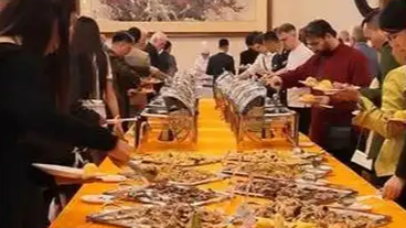 各国武官在中使馆排队打卡中餐美食