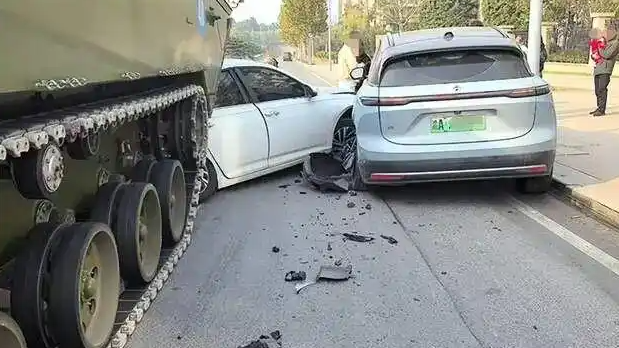 重庆一轿车违规掉头撞上装甲车