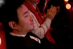   沈腾看似鼓掌实则扔橘子皮 缩略图