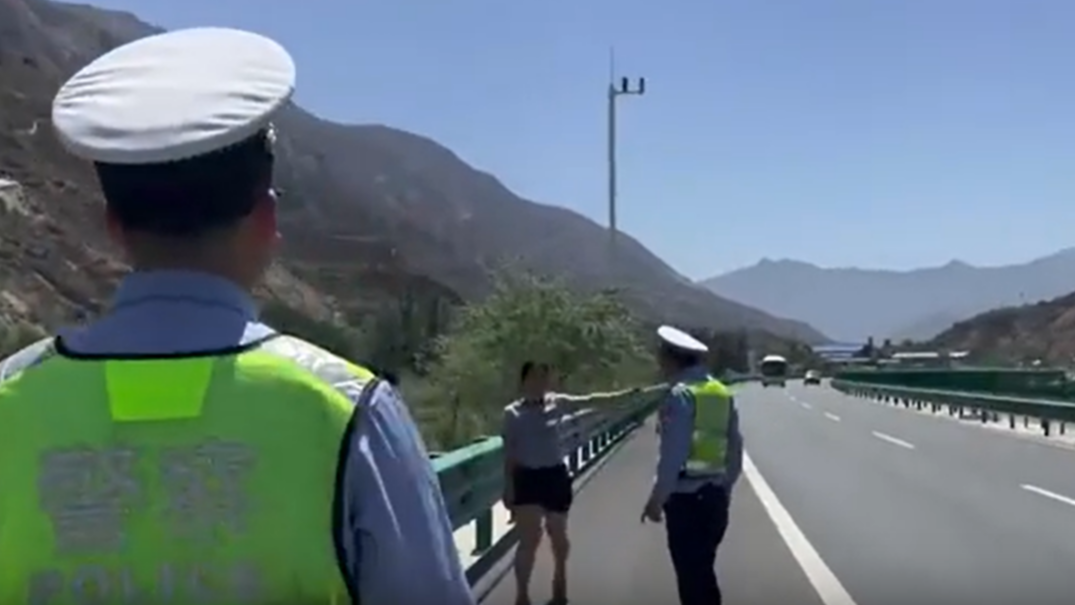 粗心丈夫一腳油門將妻子遺落服務區(qū)