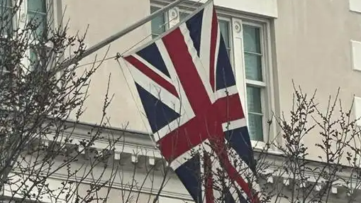  美国人把英国国旗挂反了