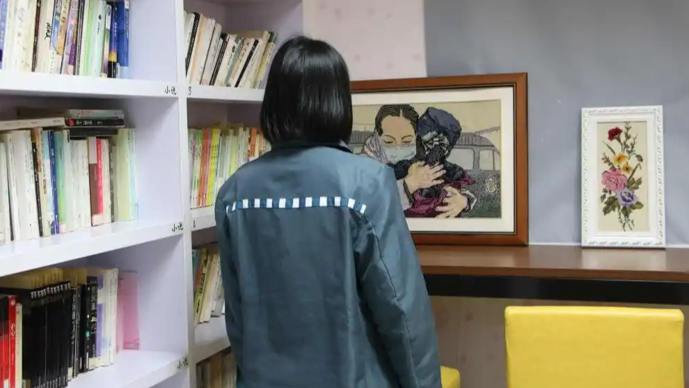  女子服刑10年将出狱：父母已病逝