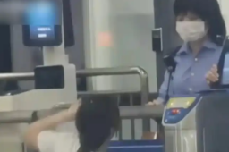 女子迟到错过检票失控哀求工作人员