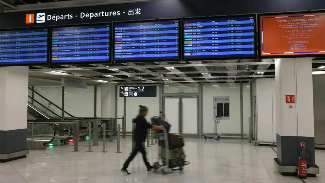  法国空中交通管制员罢工影响30万游客