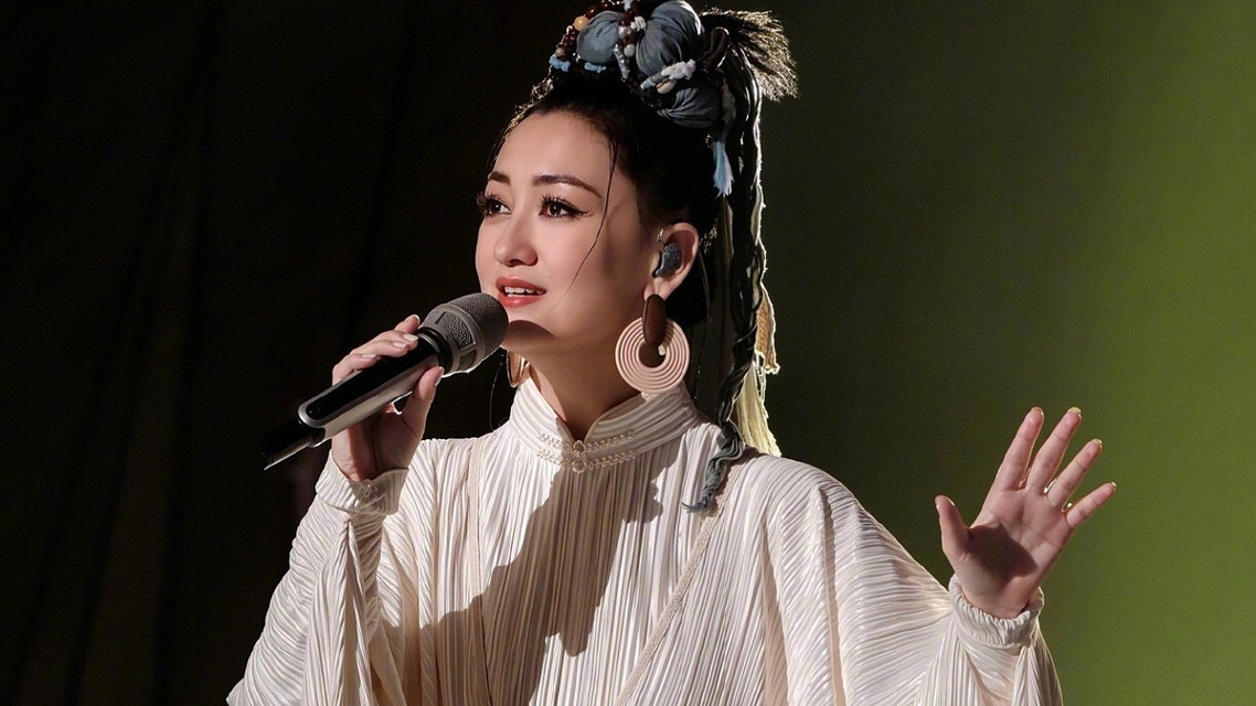  者来女把《孤勇者》唱成了山歌